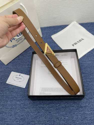品牌 普拉达 特 描述 采用高级真皮精制而成，触感厚实，饰以普拉达商标带扣。腰带为意大利尺寸，请在购买前参阅腰带尺寸指南. 铜扣金属配件 黑色皮革，采用环保工艺
