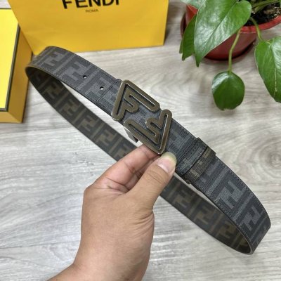 Fendi芬迪专柜同款 宽4.0Cm 双环正Ff按钉搭扣 黑色Cuoio Romano皮革材质 反面面料带有烟草黄和黑色Ff图案 黑色珐琅金属饰面 时尚经典 百