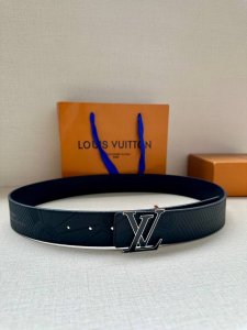 本季新款4.0宽 Lv印记可逆皮带为下班时的外观带来了新鲜的街头服饰精神。受教练鞋底的启发，皮革表带上凹陷了 “Vuitton” 的名称，而Lv首字母扣则带有色