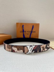 特P180 本款 Lv Initiales 双面腰带出自 Lv Portrait 系列，以拼接图案诠释团结和沟通主题。男女面孔之间穿插 Monogram 元素，