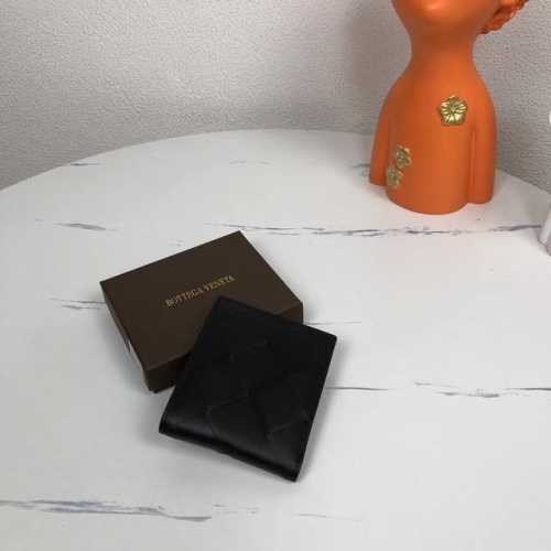 Bv编织钱夹短款采用顶级进口打蜡牛皮纯手工编织绵绵有序时尚简约卓越手工内设8卡位型号：8855# 大号编织 颜色：黑色，尺寸：11.5*10*2Cm