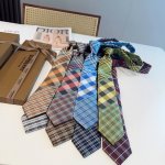 特 专柜同步领带出货啦Burberry 博柏利领带 ，稀有展现精湛手工与时尚优雅的理想选择，这款采用B家最具标志性的Tb字母制成的丝质领带，以同色调手法演绎的更