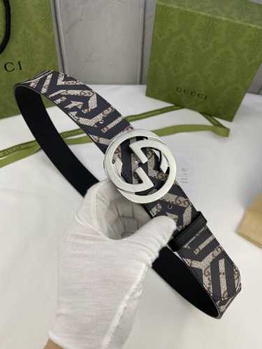 特 宽度4.0Cm Gucci Marmont系列每一季都会推陈出新，为灵感源于70年代的标志性Gg钢扣配件注入现代精髓。这款Gg Supreme帆布腰带反面采