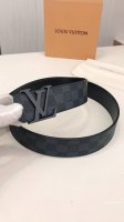 Lv 此款双面腰带以标志性的暗色哑色Lv Initiales搭扣搭配全新Monogram Eclipse。展现细腻的品牌特质，此款腰带是路易威登皮具与鞋履的完美