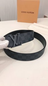 Lv 此款双面腰带以标志性的暗色哑色Lv Initiales搭扣搭配全新Monogram Eclipse。展现细腻的品牌特质，此款腰带是路易威登皮具与鞋履的完美