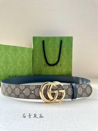 Gucci 宽度3.8Cm 这款宽版腰带饰有双G细节，交织字母图案配件令其更添魅力。这款配饰现已成为Gucci的高辨识度单品，一面采用Gg Supreme帆布，