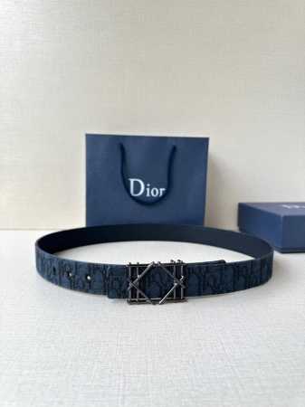 Dior 宽度3.5Cm 这款不锈钢金属腰带扣、是季节男装系列新品，展现 Dior 经典的藤格纹图案。可与各式35毫米腰带搭配，彰显经典风格。 - 点击图像关闭
