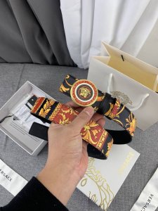 范思哲 宽4.0Cm 原单精品 3D美杜莎腰带扣-Barocco印花-材质 头层牛皮 此款光滑的Saffiano皮革腰带饰有Barocco印花 配有带3D美杜莎