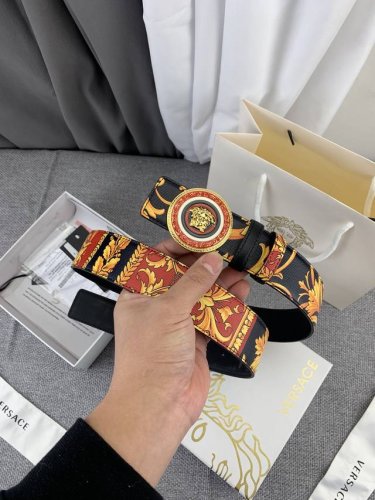 范思哲 宽4.0Cm 原单精品 3D美杜莎腰带扣-Barocco印花-材质 头层牛皮 此款光滑的Saffiano皮革腰带饰有Barocco印花 配有带3D美杜莎