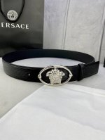 宽度4.0Cm 范思哲 此款水波纹皮底 腰带饰有标志性的Versace美杜莎头像扣 彰显品牌格调 是一款精美的衣橱必备单品