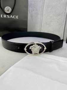 宽度4.0Cm 范思哲 此款水波纹皮底 腰带饰有标志性的Versace美杜莎头像扣 彰显品牌格调 是一款精美的衣橱必备单品