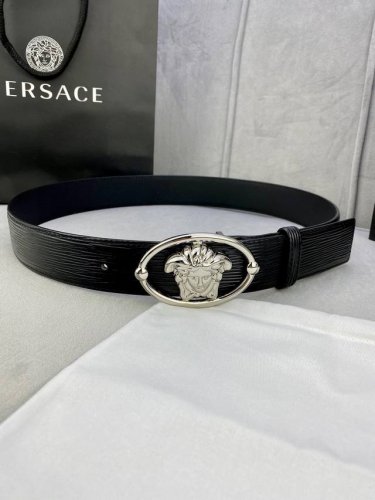 宽度4.0Cm 范思哲 此款水波纹皮底 腰带饰有标志性的Versace美杜莎头像扣 彰显品牌格调 是一款精美的衣橱必备单品