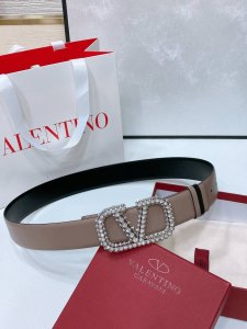 黄铜Vlogo Signature搭扣 -外层金属质感小牛皮 -内部亮面小牛皮 -宽度：4厘米 Vlogo Signature可双面佩戴小牛皮腰带