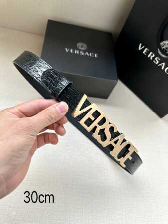 特P190 Versace宽度3.0Cm 此款腰带由优质皮革制成，饰有La Greca彰显个性设计。该铆钉腰带饰有La Greca五金搭扣配件，打造Versac - 点击图像关闭