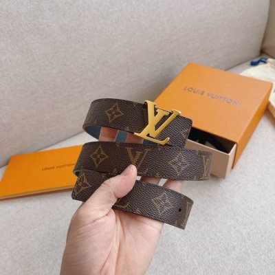 Lv 30Mm女士系列 经典双面设计，以一当二。 标志性的 Lv 带扣即可与 Monogram 结合，营造出更多休闲意味，亦可与彩色皮革搭配，使整体颜色更加抢眼