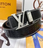 皮带：Lv..路易..威登顶级复刻. 腰带：原单品质百分百头层牛皮，保证真皮。雕花工艺.真空电镀.永不掉色.24K纯钢扣头层鳄鱼皮纹路双面可用专柜同等质量， 送