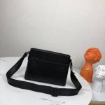 Bv 最新款男士单肩包 原单品质 官网同步 采用顶级打腊胎牛皮 手感超赞 专柜原装五金 独特的设计风格 完美至极 细节做工精致 大气中有内涵 高端上档次 高品质