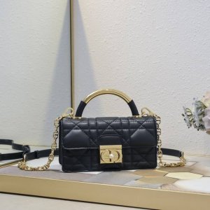 小号 Dior Ange 手袋奶黑色牛皮 超大藤格纹型号4411 以优雅时尚的美学风格开启 Dior 的全新系列 以超大藤格纹缉面线，硬挺的复古金色饰面金属顶部
