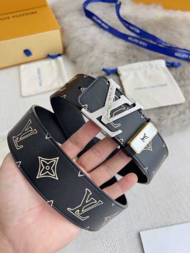 品名： Lv..路易..威登腰带皮带原单 型号：挂扣，经典纯钢材质花纹挂扣，头层牛皮，图片实物拍摄 材料：头层牛皮，挂扣系列，纯钢材质扣头，钯镀电镀工艺永不掉色