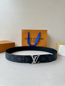 4.0宽:Lv Dimension 双面腰带将创意传承与华美街头风范共冶一炉，彰显创意总监 Pharrell Williams 的时尚远见。Monogram 帆