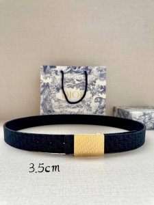 dior 这款 35 毫米双面腰带结合典雅气质与摩登风范。双面设计，一面采用Oblique 印花帆布，另一面则采用同色调粒面牛皮。长度可调节，可搭配各式 35