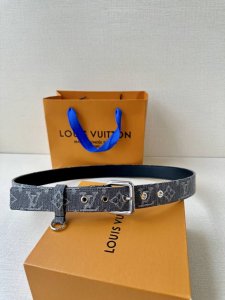 3.0宽 Lv D-Ring 腰带以 Monogram 丹宁布重绎源自 2006 年的经典设计，巧妙融汇摩登笔触与功能元素，可为各式造型注入闲雅意趣。耀目针式搭