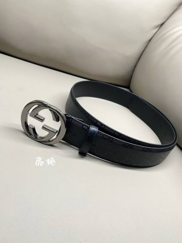 古驰.Gucci 全套包装 4.0Cm Gg 2024新款supreme帆布是品牌的一款代表性面料，其灵感源自30年代的典藏设计。互扣式双g以钯金色调配件亮眼呈