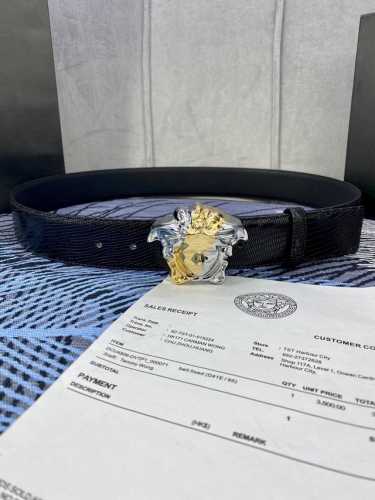 宽度4.0Cm Versace 范思哲 此款柔软的蜥蜴纹皮带饰有金、银双色3D美杜莎腰带扣，可搭配正装或休闲牛仔装。