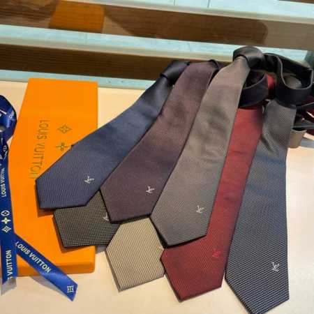 男士领带系列 L编织格纹领带 ，稀有展现精湛手工与时尚优雅的理想选择，此款真丝织就的Diamonds V领带以奢华的提花面料重新诠释经典的V字标识。手工缝线，质 - 点击图像关闭