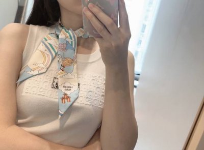 上新，“穿荷叶裙的女孩”爱马仕重磅斜纹真丝飘带，正品开版，专柜同步 爱马仕新款Twilly，顶级斜纹真丝打造 超精细的印花 字迹非常清晰 规格：5X86Cm，1