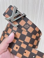 4.0宽当季新款，帆布印橙色格子，另一面进口黑色小牛皮。搭配精品三层扣头。实物实拍，官网同步。橙色格子。底绿扣。