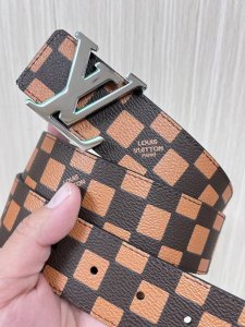 4.0宽当季新款，帆布印橙色格子，另一面进口黑色小牛皮。搭配精品三层扣头。实物实拍，官网同步。橙色格子。底绿扣。