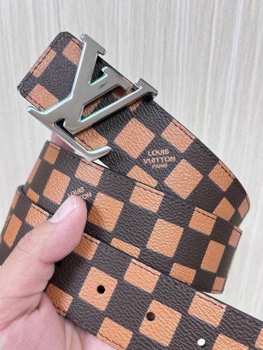 4.0宽当季新款，帆布印橙色格子，另一面进口黑色小牛皮。搭配精品三层扣头。实物实拍，官网同步。橙色格子。底绿扣。