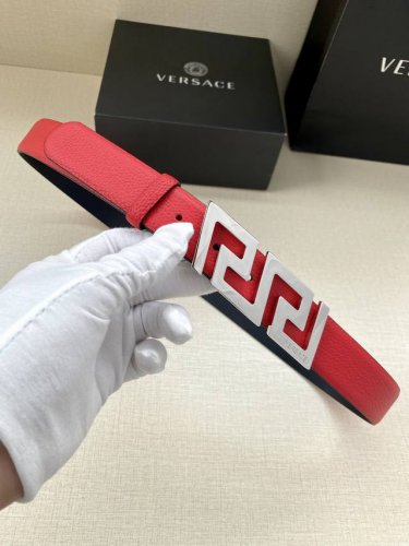 特 Versace 宽度3.0Cm 此款腰带由优质皮革制成，饰有La Greca彰显个性设计。该铆钉腰带饰有La Greca五金搭扣配件，打造Versace造型
