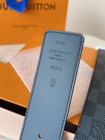 4.0Cm宽最新定制纯胶面料.原版厚薄.无限接近原版！！！手感不在以前那种厚重又发棉不结实.格料的厚薄材质决定了整条皮带的质量！专业Lv！