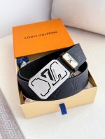 品名： Lv..路易..威登腰带皮带原单 型号：挂扣，经典纯钢材质挂扣，头层牛皮，图片实物拍摄 材料：头层牛皮，挂扣系列，纯钢材质扣头，钯镀电镀工艺永不掉色。原