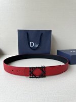 Dior 宽度3.5Cm 这款不锈钢金属腰带扣、是季节男装系列新品，展现 Dior 经典的藤格纹图案。可与各式35毫米腰带搭配，彰显经典风格。