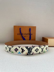 特 Monogram Craggy 双面腰带出自路易威登与 Tyler 的合作系列，令帆布一面铺陈谐趣 Monogram Craggy 图案，再为皮革一面压印路