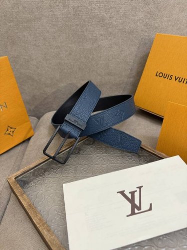 -Lv 3.5腰带，Slender 可翻转皮带线条流畅，风格现代，具备无与伦比的多样性。采用深沉的蓝色皮革制成，一侧表面光滑，另一侧则压印有Monogram图案