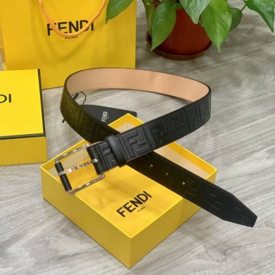 配全套包装礼盒 Fendi 芬迪 男士皮带 宽38Mm 标志造型宽皮带。原版针扣，进口原版小牛皮制成。印有浮雕黑ff 图案。镀金表面金属制品，品质保证。