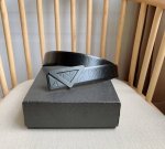 prada 普拉达 专柜最新款 这款腰带采用精美的亮面压花皮革打造 呈现简约精致的优雅风范 充满现代感的简约金属搭扣饰以雕刻式徽标 品牌格调跃然眼前 宽3.5