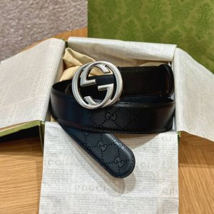 特 男士腰带互扣式双G带扣腰带，采用热压印技术的皮革精致而成，触感厚实，印花图案清晰分明宽度4.0Cm