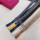 Tory Burch 托里.伯奇双面腰带，可滑动调节的标志性双 T Logo 黄铜搭扣，面层：品牌专用布 底层：牛皮革 适于佩戴在腰部或臀部上。宽度2.5Cm，