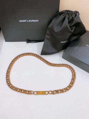 圣罗兰 Ysl 腰链时髦必备 黄铜金属链条的设计 增添了一抹时尚的亮光 轻松应对各种场合 无论是日常出街还是重要聚会都能成为您的时尚加分项 尺寸75-95欧