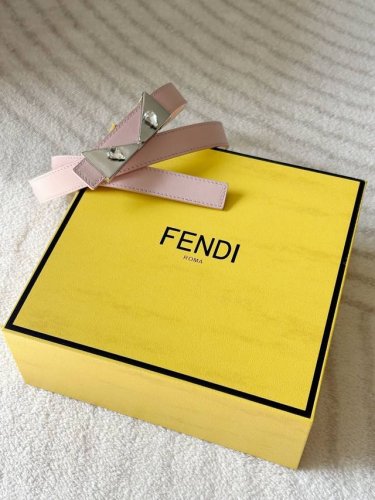 特 Fendi 芬迪 女士小腰带 宽2.0Cm 头层全粒面牛皮内衬磨砂皮 独特造型五金搭扣