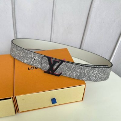 特 片裝1 寬：40Mm 驢家 寬度40Mm Ss今季專櫃在售新品 男款 意大利進口荔枝紋飾有logo標識圖案 背面則以低調的純黑色頭層小牛皮打造而成 搭配新款