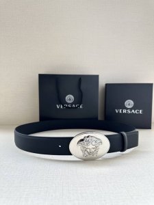 特 宽度：4.0Cm 范思哲 此款椭圆五金配件、腰带饰有标志性的Versace美杜莎头像扣，彰显品牌格调。是一款精美的衣橱必备单品。
