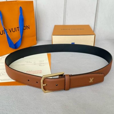 特 寬度：35Mm 驢家最新品 男士經典頂級休閒腰帶 寬度35毫米 品牌專用togo荔枝紋小牛皮搭配小牛皮底 全新開模精品針扣設計 尾部有相同五金品牌字樣 與腰