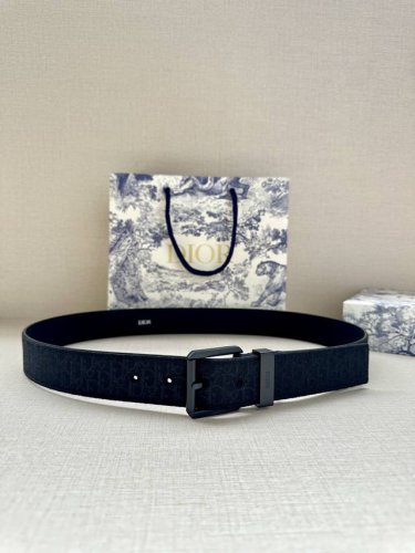 宽度3.5Cm Dior 这款腰带采用黑色超迷你 Oblique 印花面料精心制作，搭配金属覆层黄铜腰带扣，彰显优雅时尚的风范。腰带长度可调节，可与各式 35