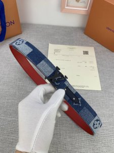 3.0宽Lv Iconic 腰带以潮流视角革新经典元素。Damier 图案与 Monogram 图案的拼接渲染丹宁纹理，无纹小牛皮提供素雅造型选择，精钢316扣
